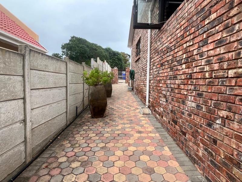 4 Bedroom Property for Sale in Fraaiuitsig Western Cape